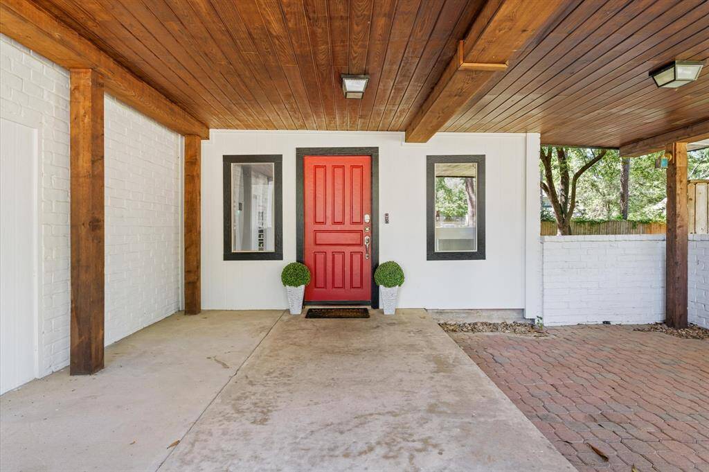 Walk of mellow - A covered walkway leads guests to the inviting entrance