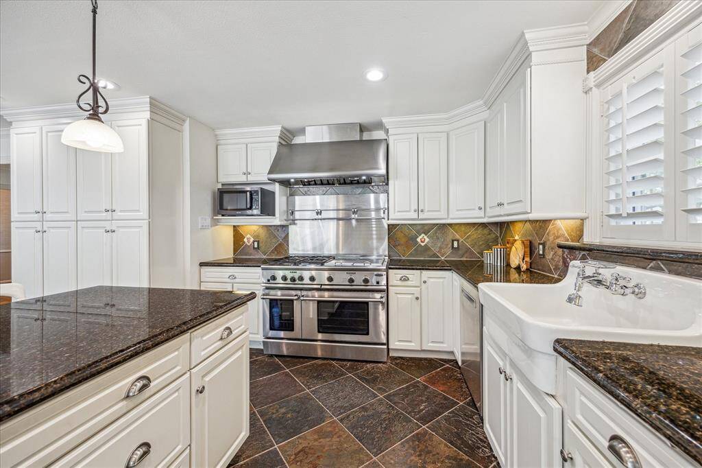 This fabulous kitchen promises a delightful culinary experience with its exceptional cooking options.