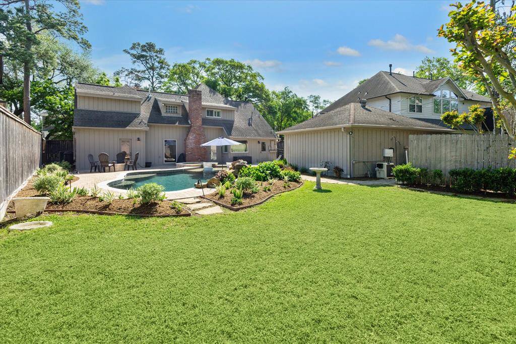 The yard boasts a stunning green space, perfect for running around and playing sports. Imagine the laughter and fun as you enjoy this vibrant, open area!