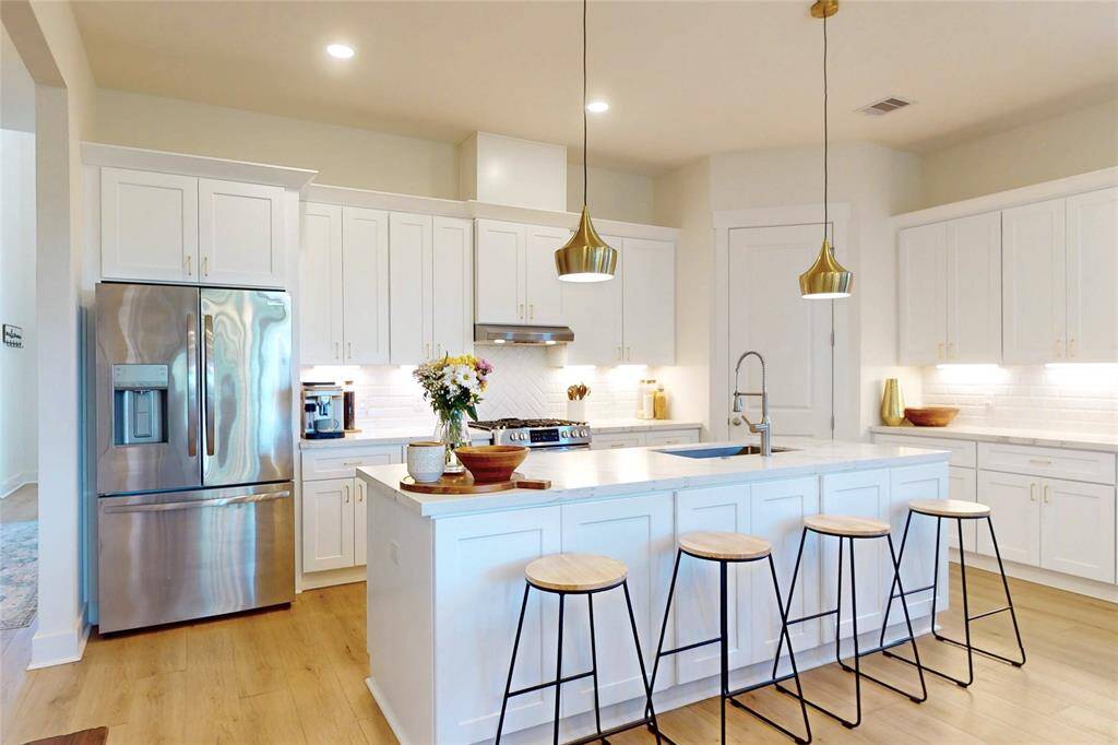 Kitchen - look at all that cabinet storage!