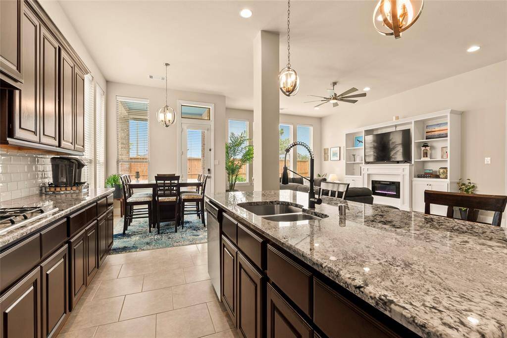 Light and bright modern open kitchen and breakfast area.  Convenient kitchen slide-out pots & pans drawers in most cabinets.