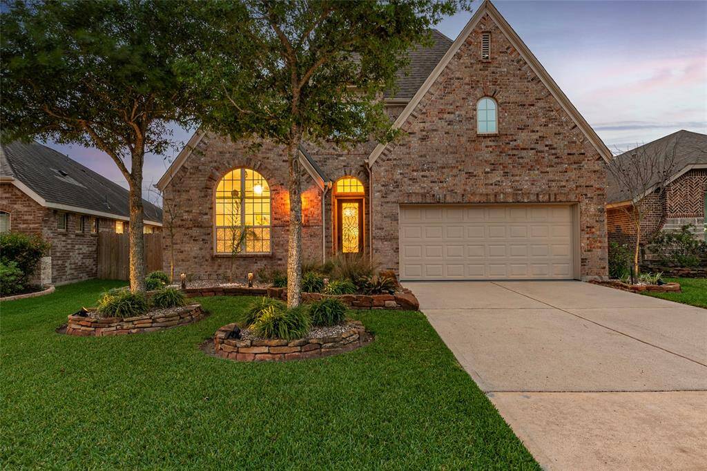 Well maintained Highland Homes’ Ashwood Floor Plan features 3030 square feet with 4-bedrooms, 3-full bathrooms, a home-office and formal dining room (4th bedroom currently used as gameroom). Exterior solar powered landscape lights in front back yard.