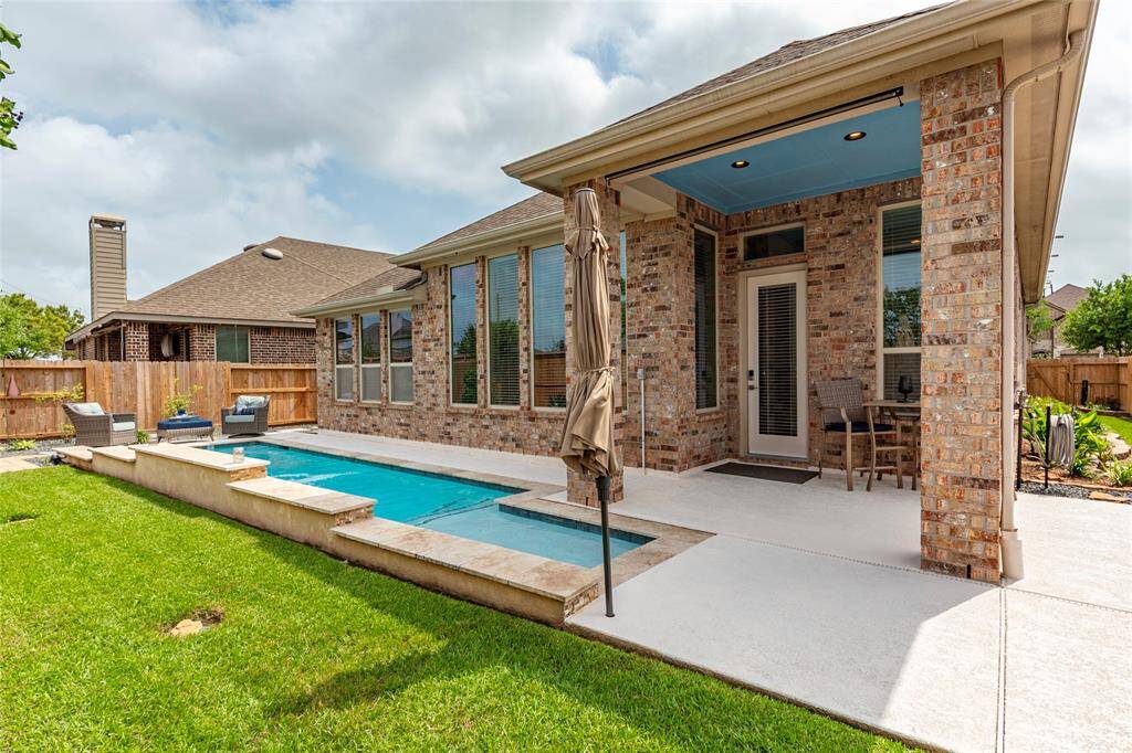 6’ deep swimming pool with water features, Pentair components, Spray Deck & recent Maytronics Dolphin