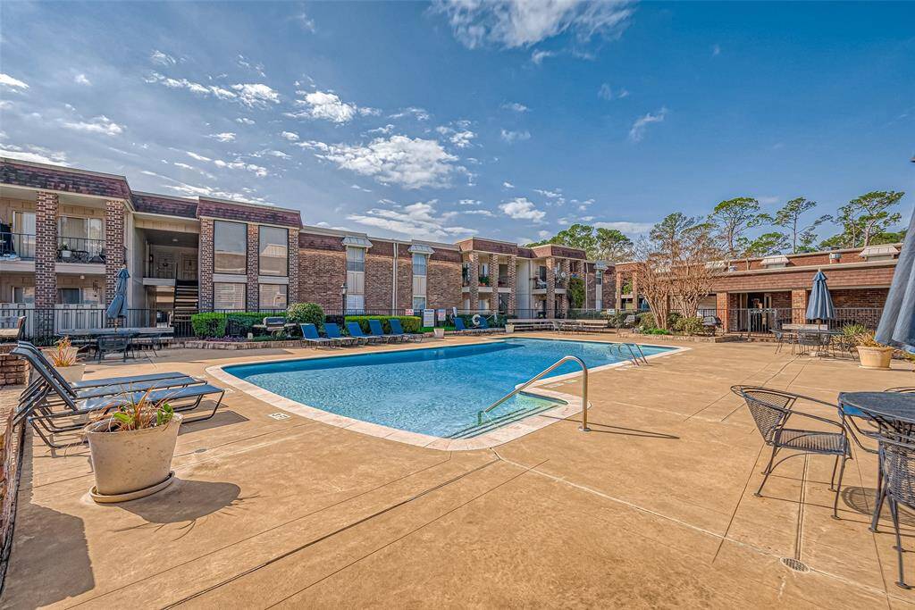 2 beautiful pools in the complex.