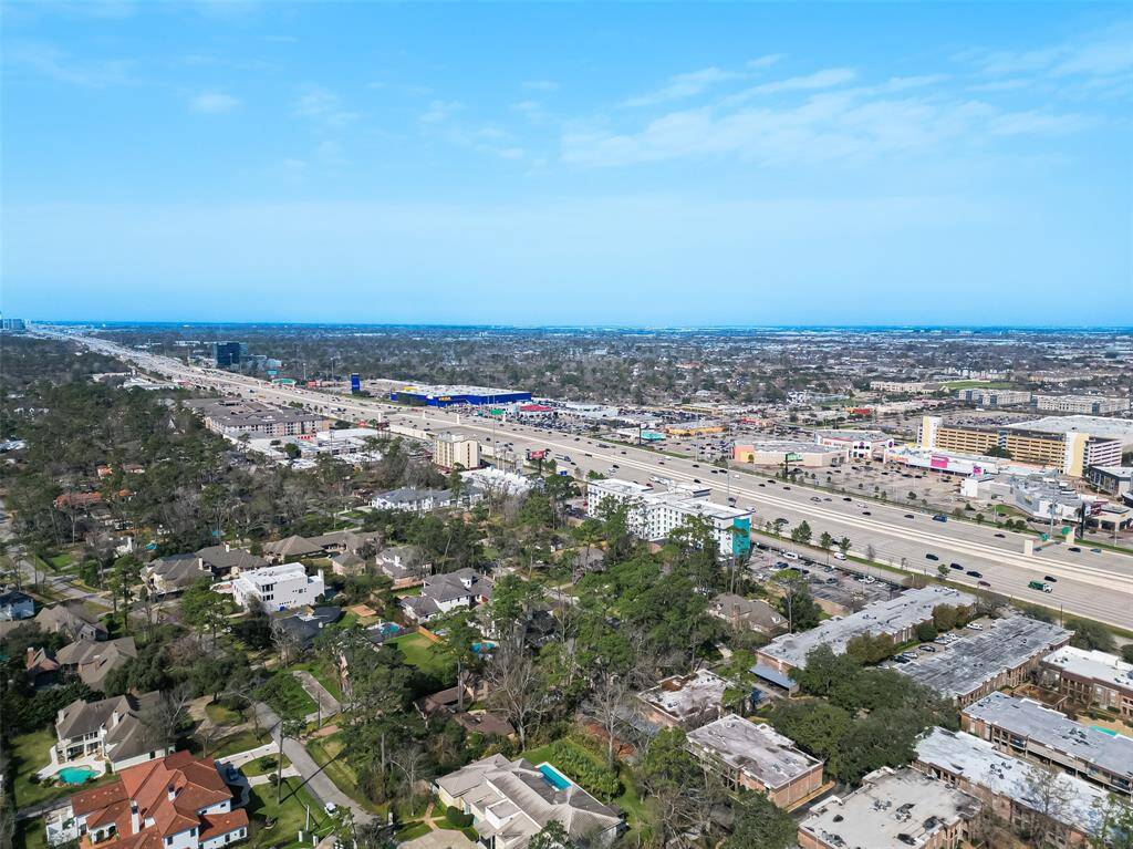 tons of shopping, restaurants and entertainment within minutes.