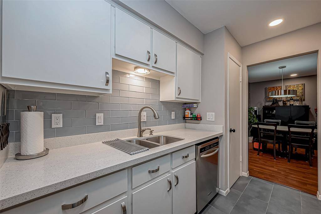 Brushed nickel single handle faucet with pull down sprayer.  Pantry #1 is to the right.