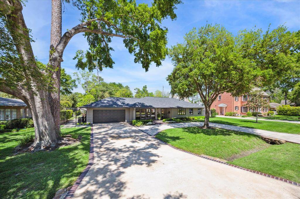 Here is your beautiful driveway featuring an abundance of parking for entertaining to your hearts content!