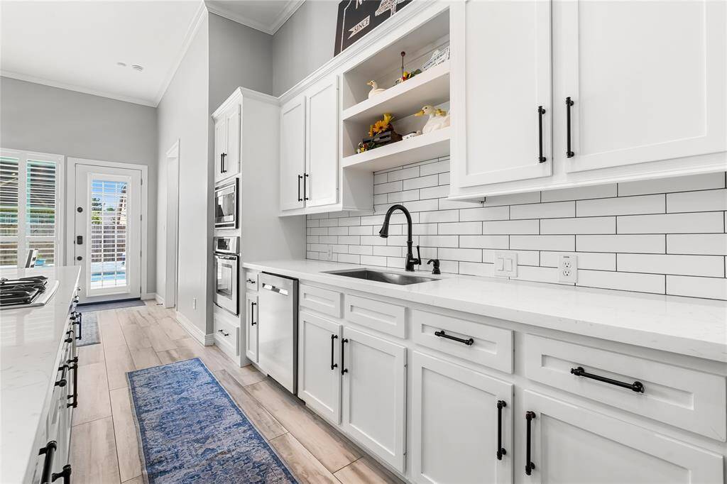 STAINLESS STEEL APPLIANCES WITH AN EXTRA-LARGE SINK.