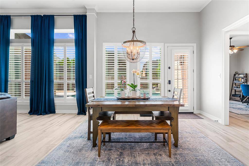 KITCHEN DINING AREA OVERLOOKS THE BEAUTIFUL POOL VIEW.