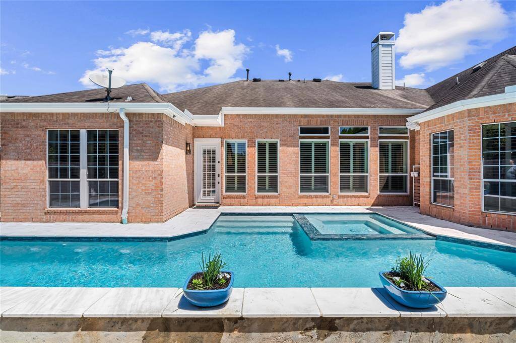 STEP OUTSIDE AND DIVE RIGHT IN!  SUMMER DAYS ARE CALLING!  (DON'T WORRY, THERE'S A HEATER FOR YEAR-ROUND ENJOYMENT)