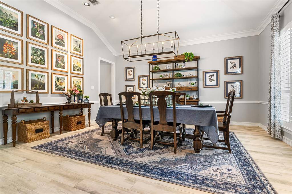 STUNNING DINING ROOM - PERFECT FOR GATHERINGS WITH FAMILY AND FRIENDS.