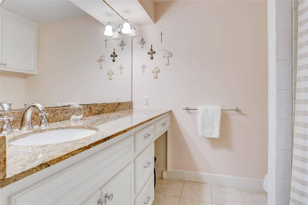 Secondary bedroom suite's en-suite bathroom.