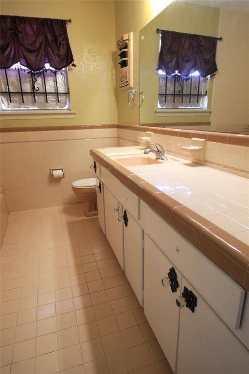 Secondary BathroomOriginal tile in good shape