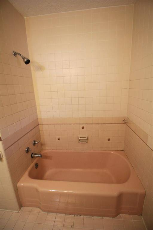Bathtub in Secondary bathroom