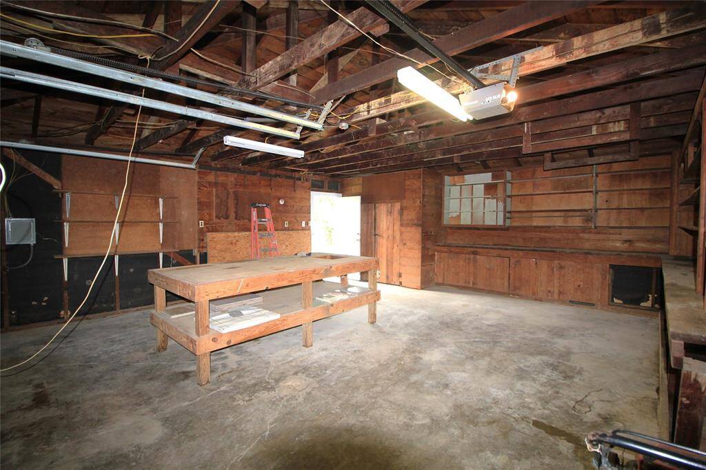 Big workshop table is sturdy and can be moved around