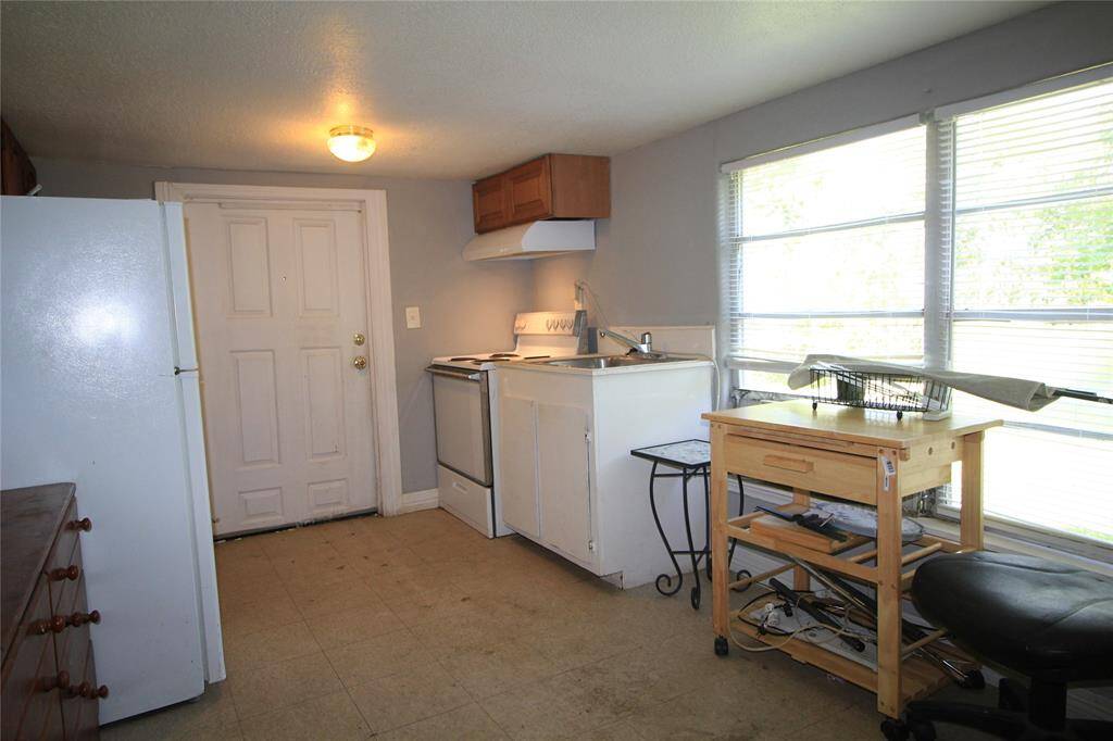 Eff Apt - Kitchen includes an electric range and refrigerator