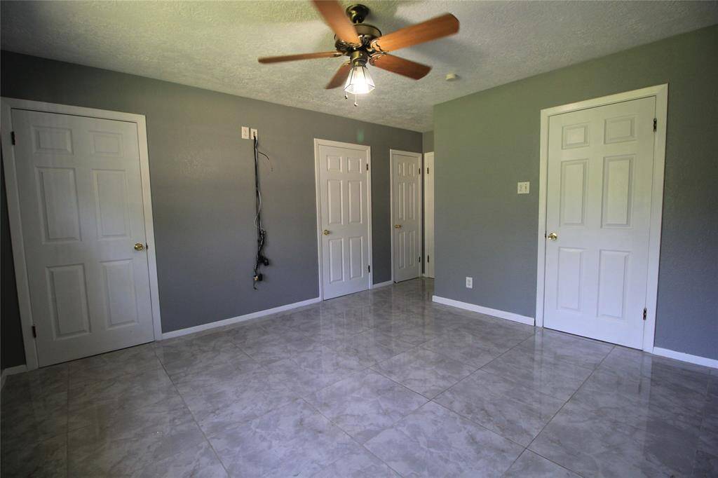 Primary Bedroom has 3 closets