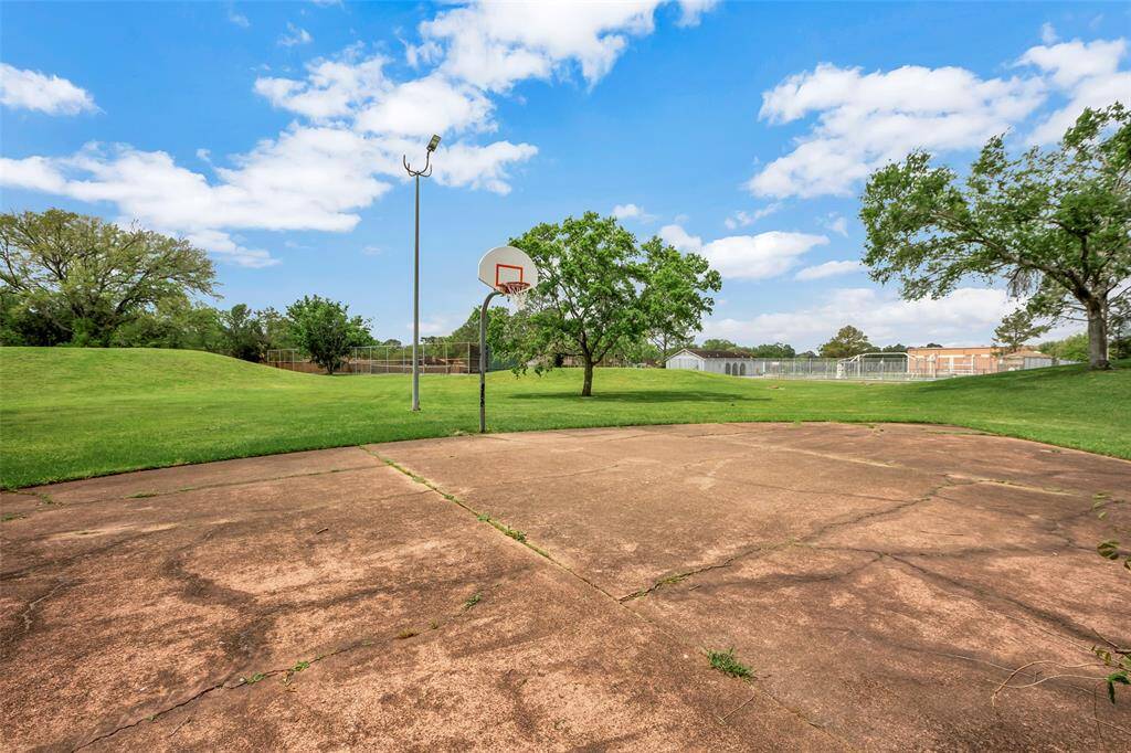For basketball enthusiasts, the community features a basketball court, providing an excellent venue for both casual play and competitive games.