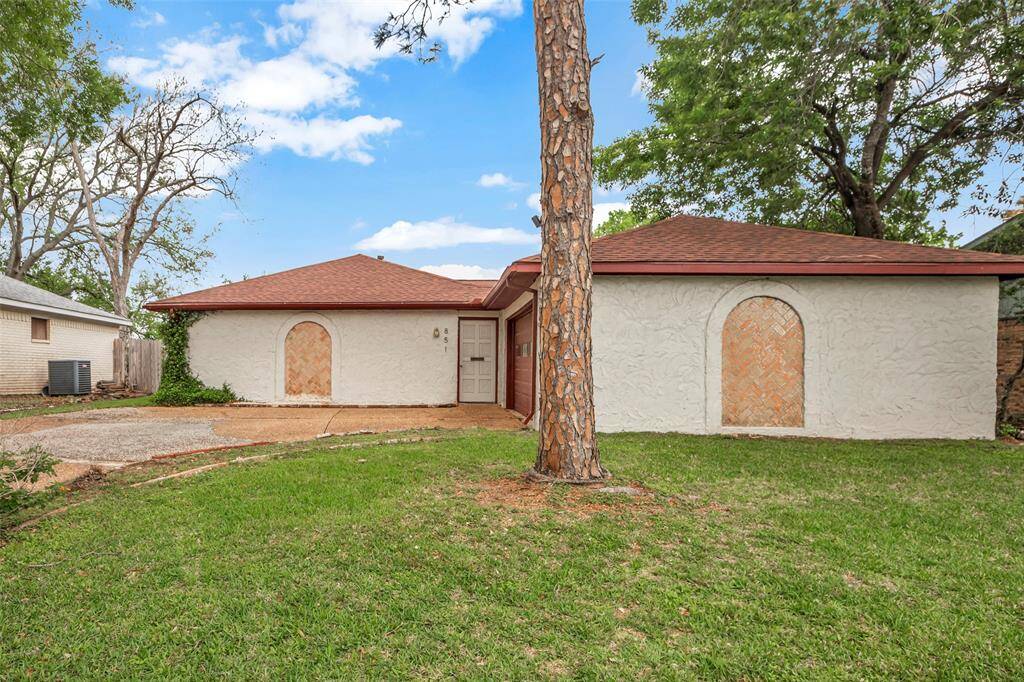 This three bedroom home is ready for its new owner.