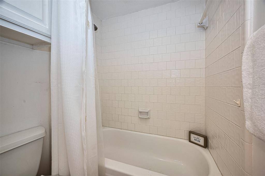 Separate shower/tub & toilet in secondary bath