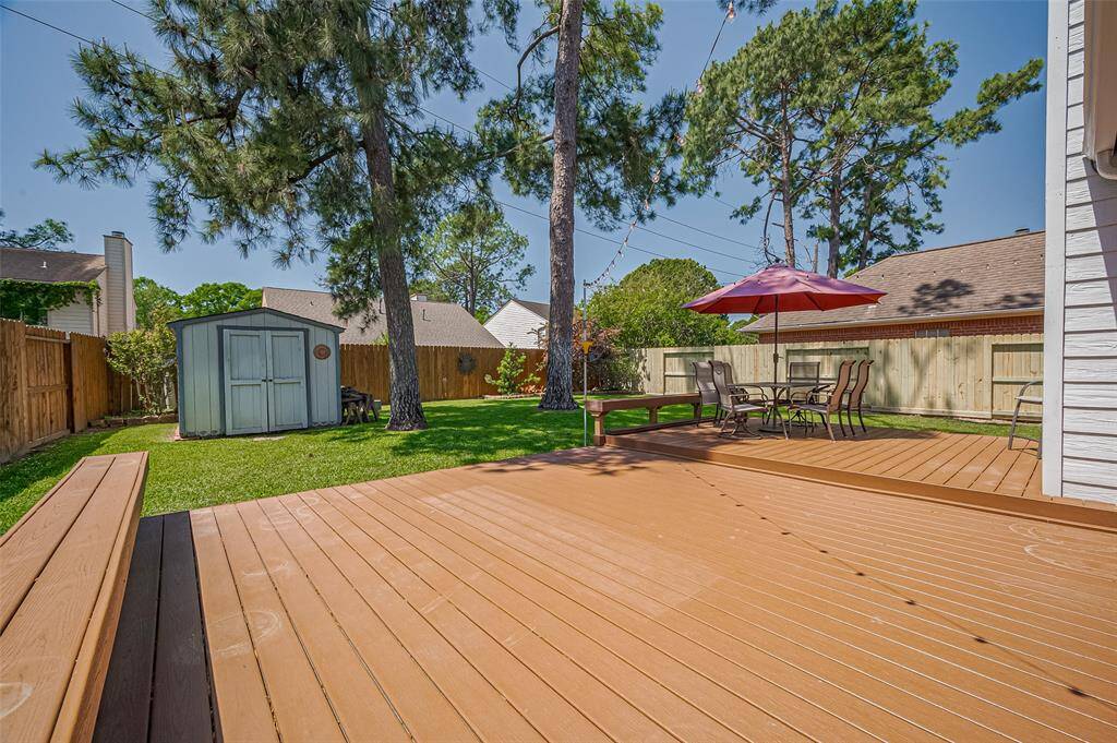 FANTASTIC oversized TREX deck, gorgeous trees & landscape are so peaceful