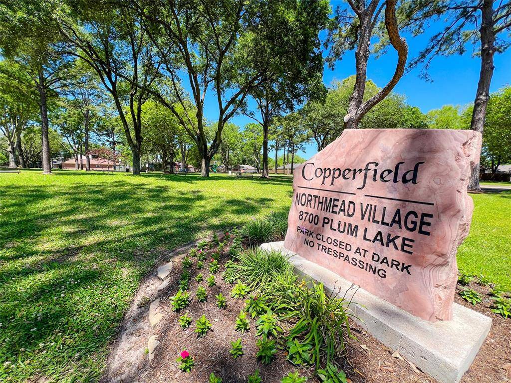 Enjoy easy access to the community park just a short stroll away!