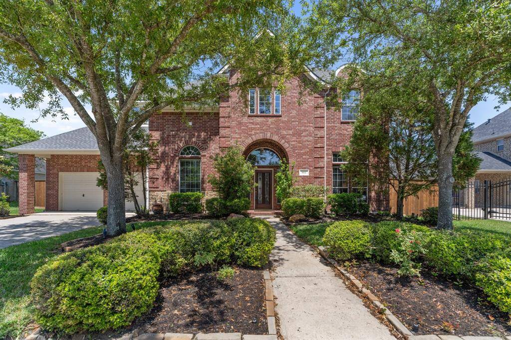 Welcome to 8611 Amy Brook Ct!