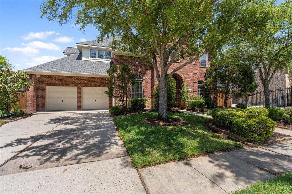 Located in the vibrant community of Fall Creek. Amenities include two pools, a fitness center, parks, trails, a sports complex, and two golf courses, plus an array of community events to enjoy.