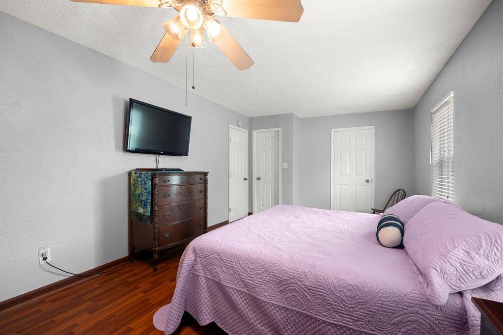 Large 2nd Bedroom with en suite restroom