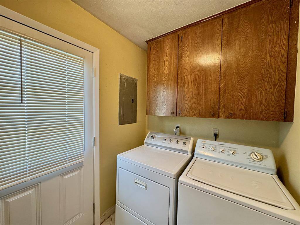 Backdoor area features a MUD room with washer and gas dryer included in rental.