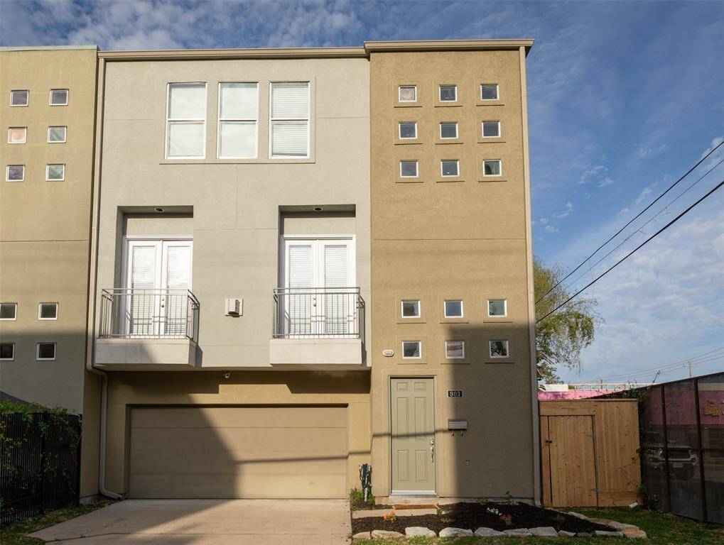 Welcome home to this contemporary town home in the center of it all!  Brand new stucco outside with warranty.