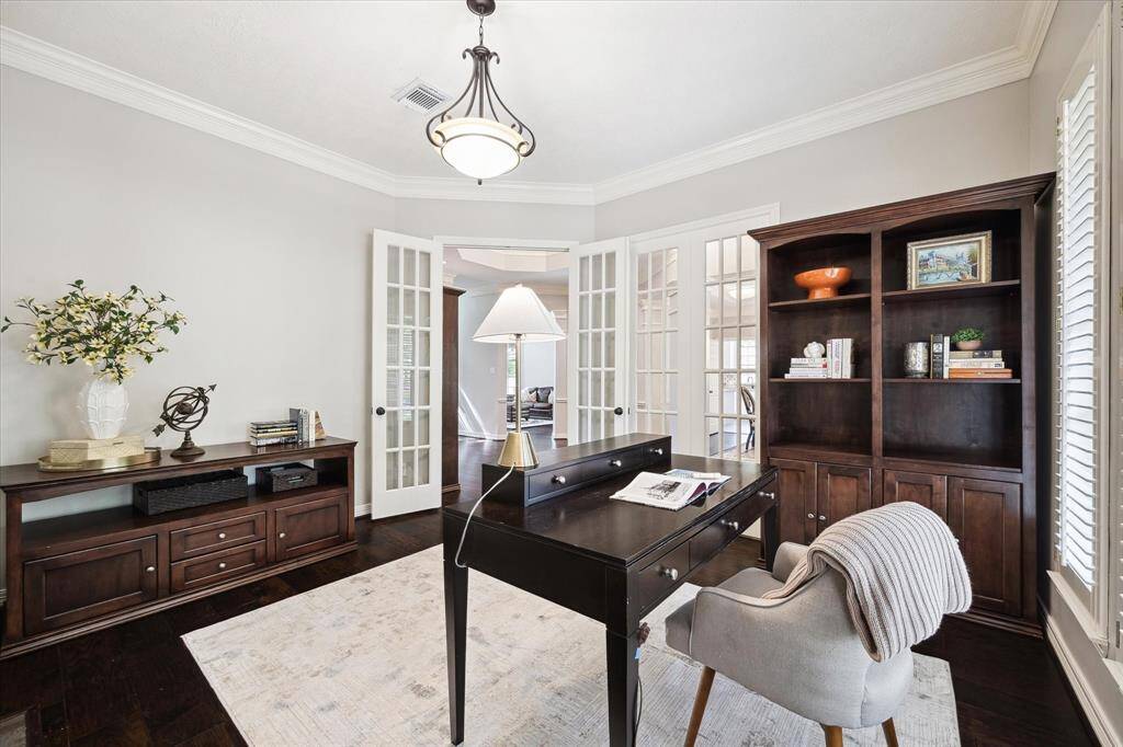 A great "Work from home" in the spacious and private office.