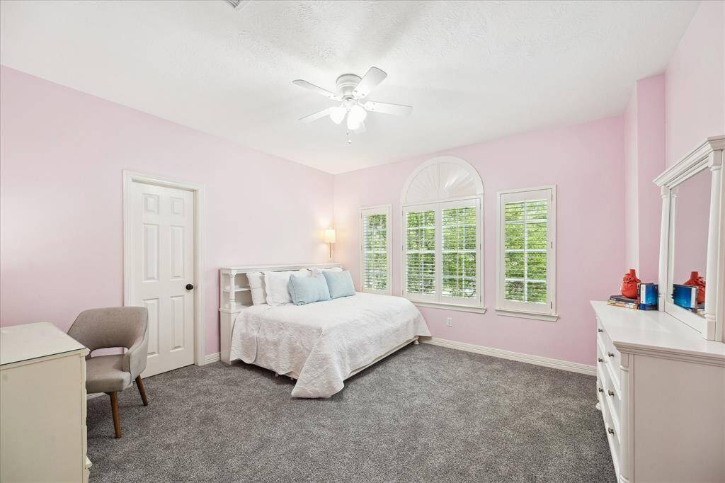 Spacious secondary bedroom with walk in closet