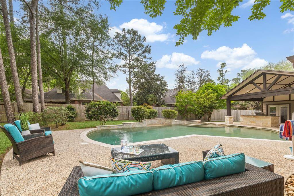Spacious Backyard - pool and play area/room for dogs to roam