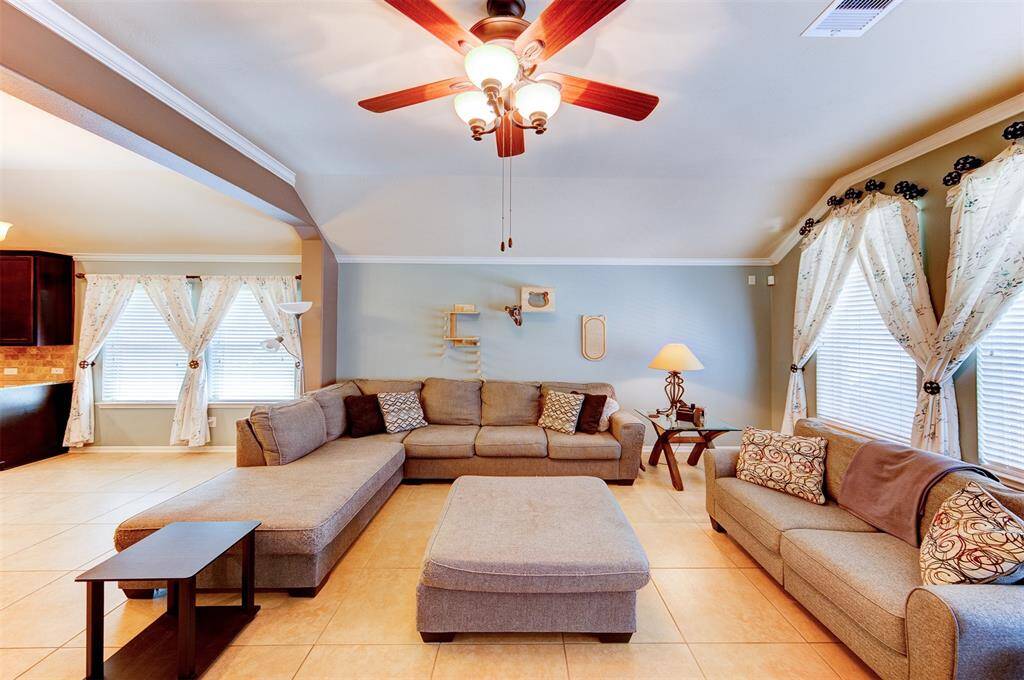 Nice high ceiling, crown molding, ceiling fan