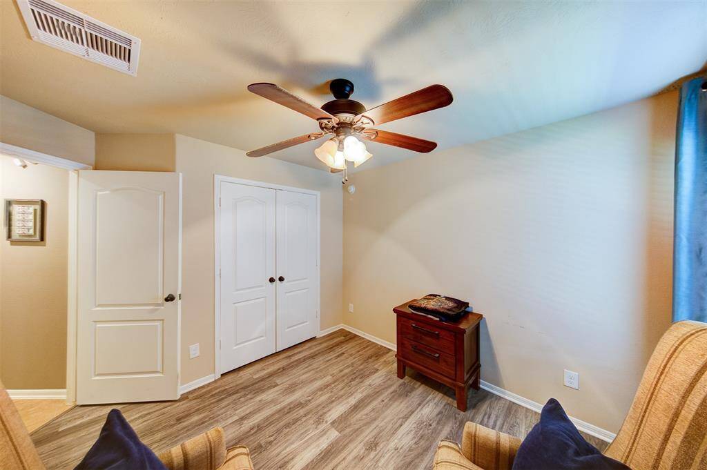 Nice ceiling fan & LVP flooring