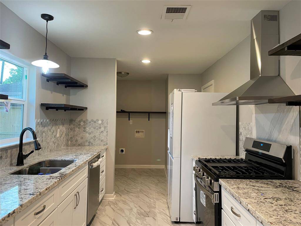 Another view of the gorgeous remodeled kitchen.