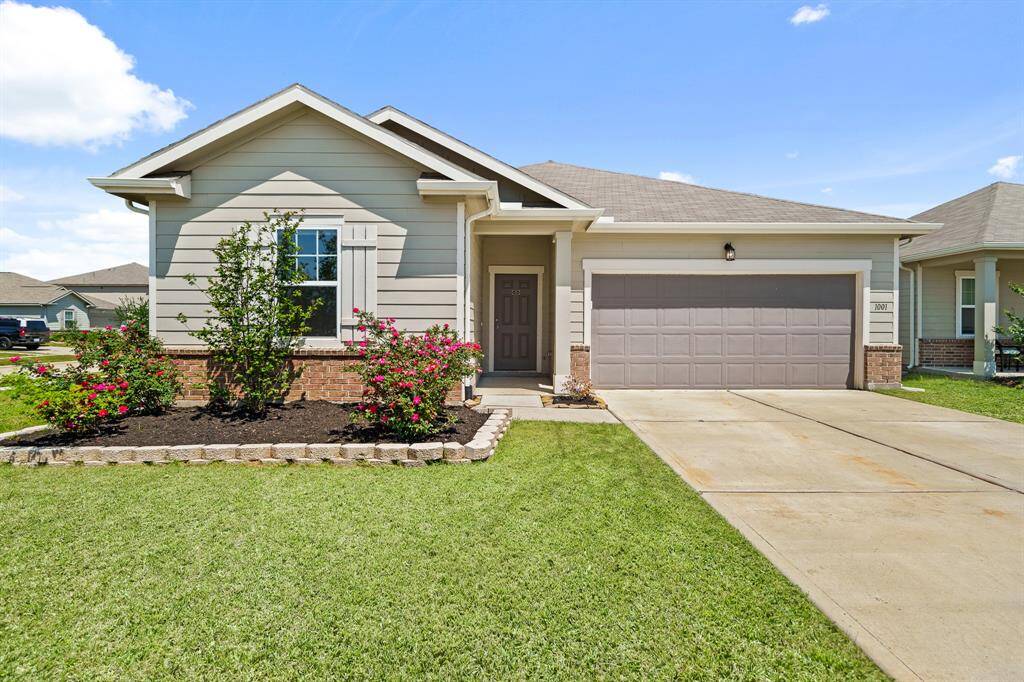 This single story, 3-Bedroom home boasts a combination of brick and siding exterior, finished with colorful and well-manicured landscaping. The home is zoned to Katy schools and is just minutes away from Bryant Elementary.