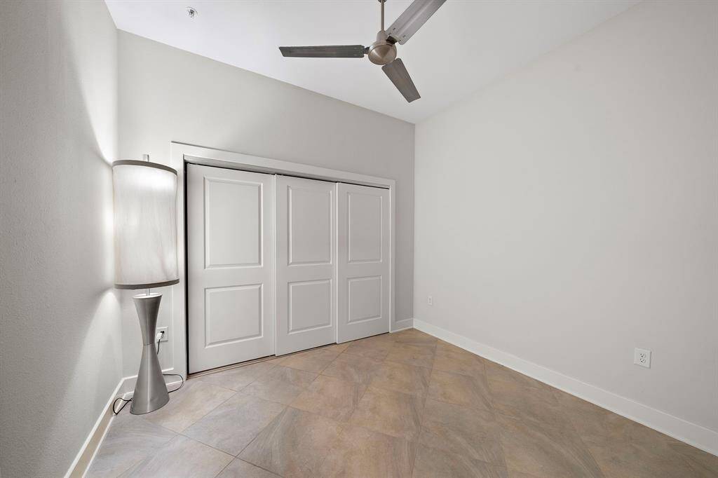 Spacious and bright bedroom, ready for your personal touch! Imagine the possibilities for creating your dream retreat.