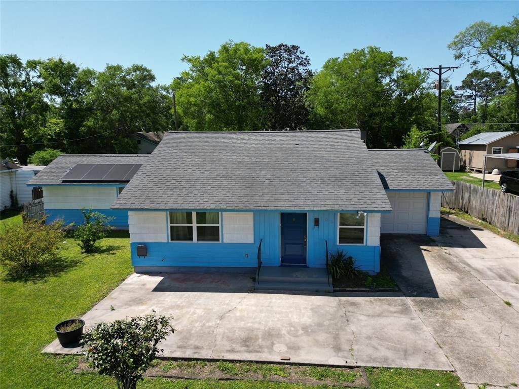 Charming curb appeal in Cleveland’s historic district—residential or commercial ready!