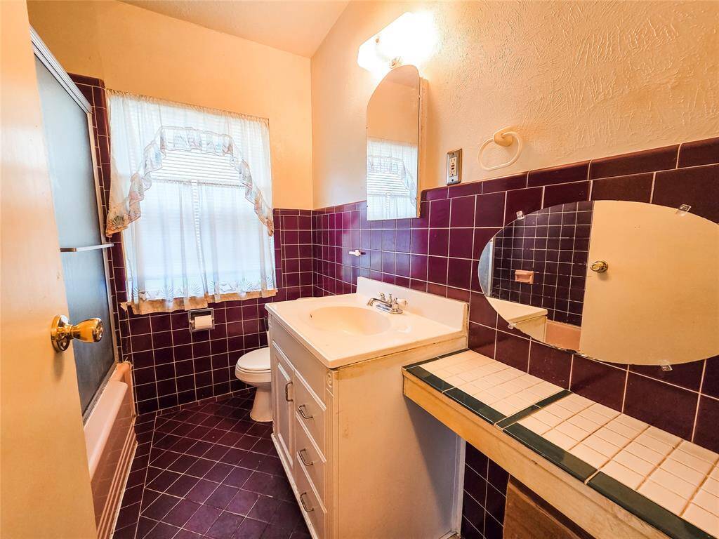 Secondary bath with tub/shower combo