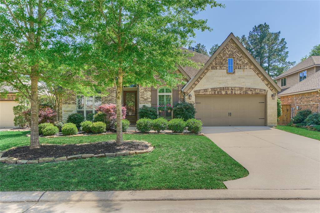 Welcome home to 110 Diamond Back Lane in Woodforest.