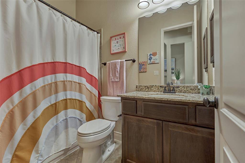 Bathroom located between the two secondary bedrooms.