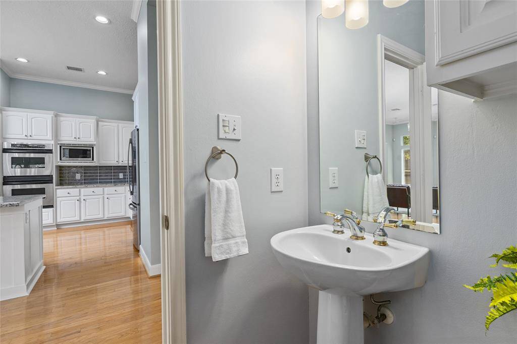 Half-bathroom just off the kitchen