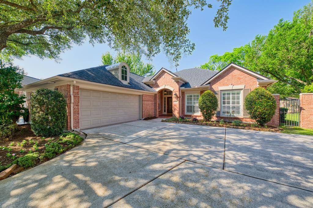 Note the extra space for parking just in front of the gate leading to the backyard.