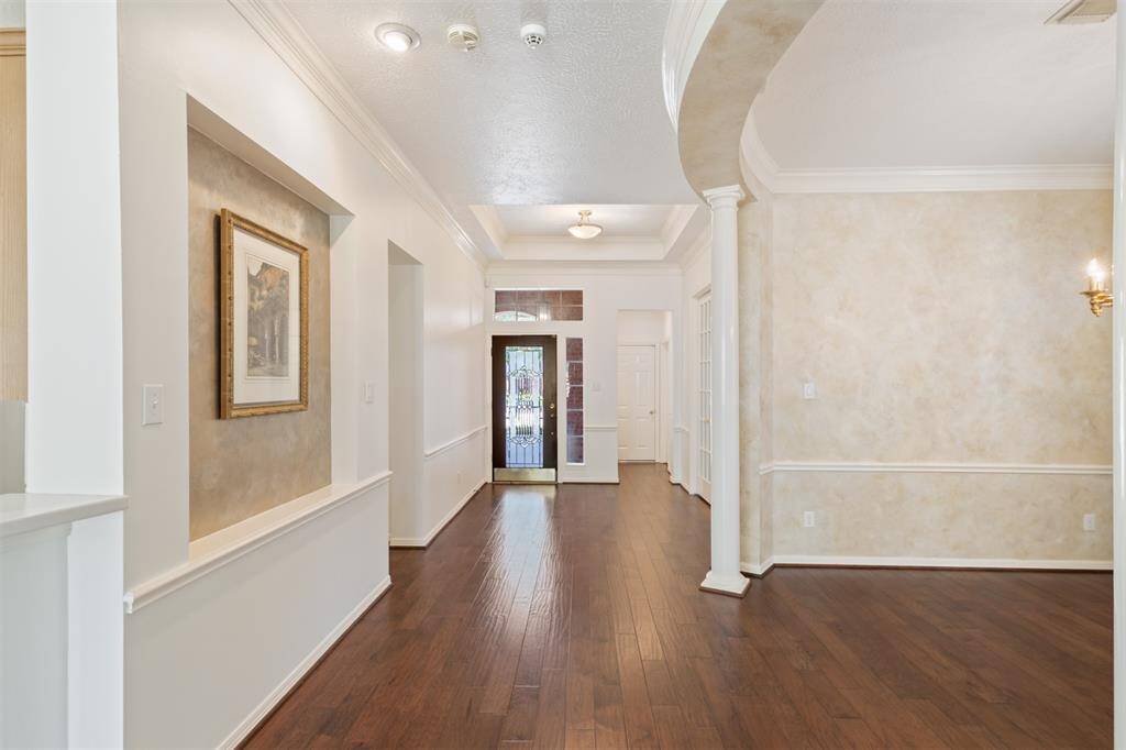 The formal dining Room is ready for your family gatherings. Both the dining room and the art niche have new, neutral paint and the faux paint is gone.