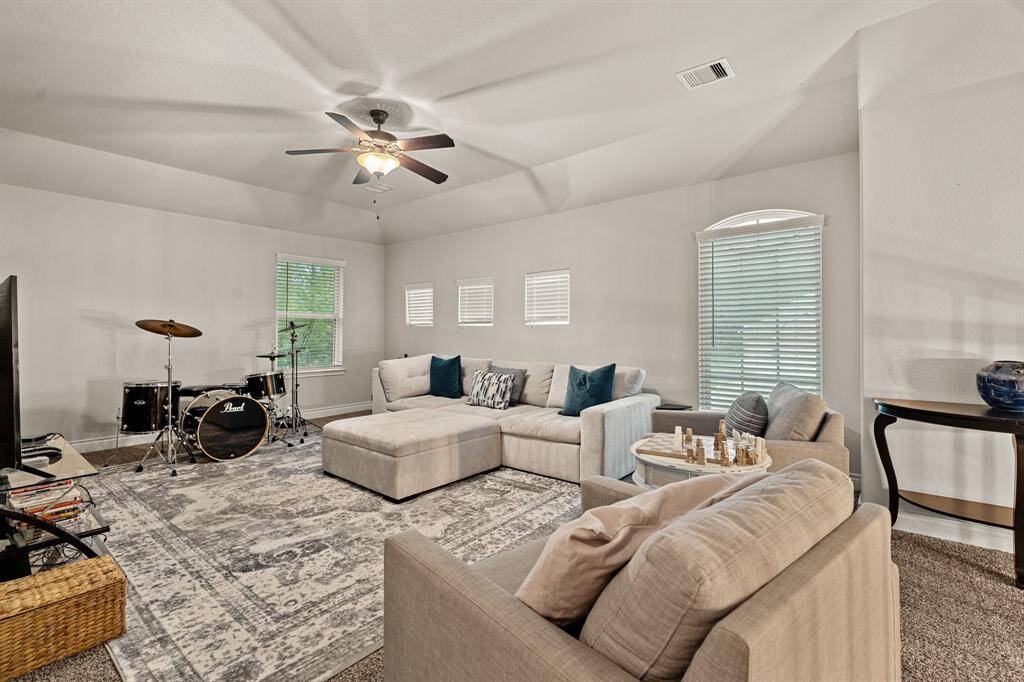 Large open gameroom / flex room perfect for family gatherings and game nights.