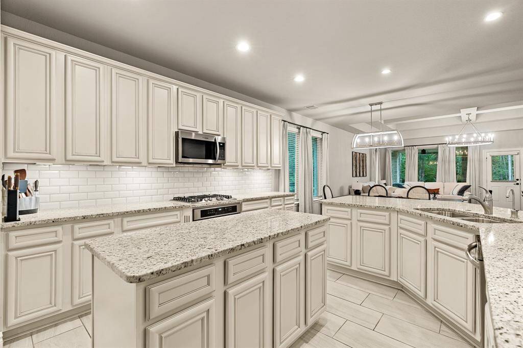 Subway tile and under-cabinet lighting round out the features of this chefs kitchen. Notice the amazing amount of cabinet space !!