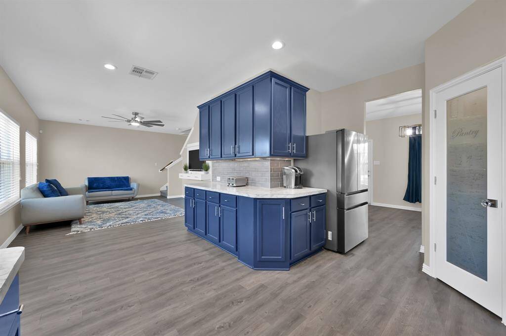 A spacious and functional layout with plenty of storage makes this kitchen perfect for any home chef.