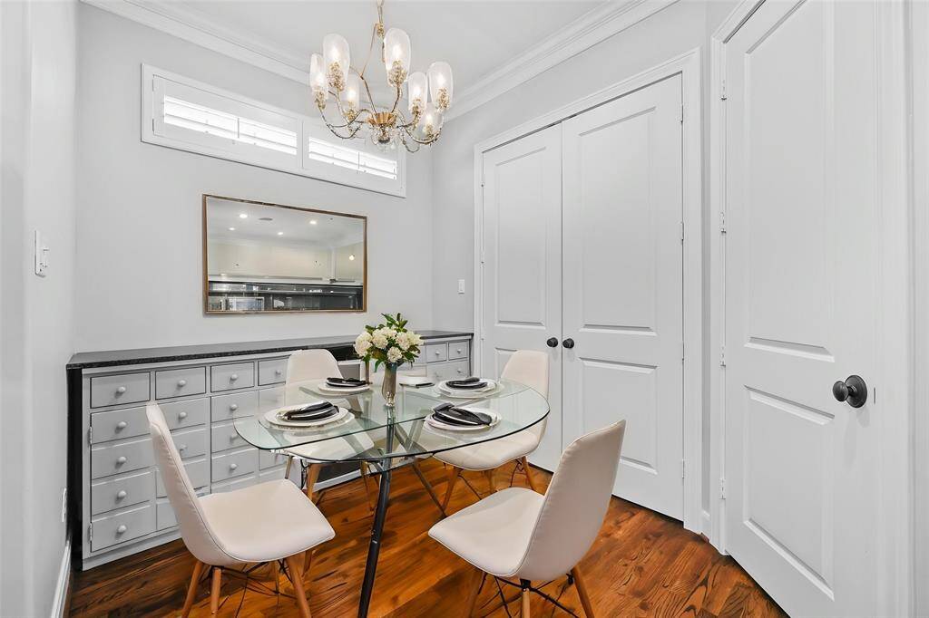 Virtually staged breakfast nook
